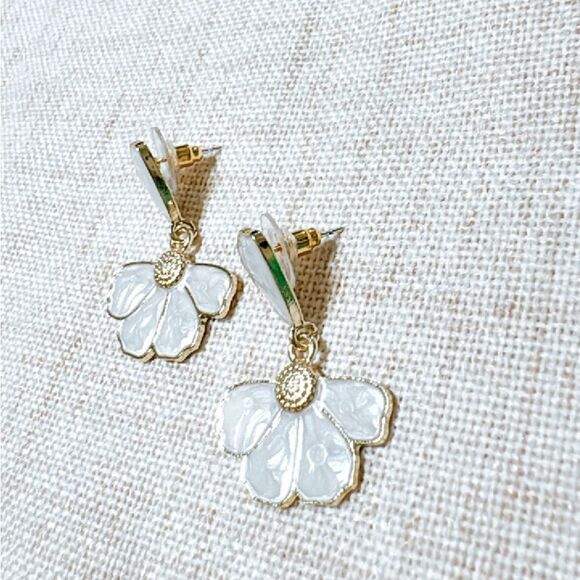 White flower dangle earrings #1206 - Picture 2 of 4
